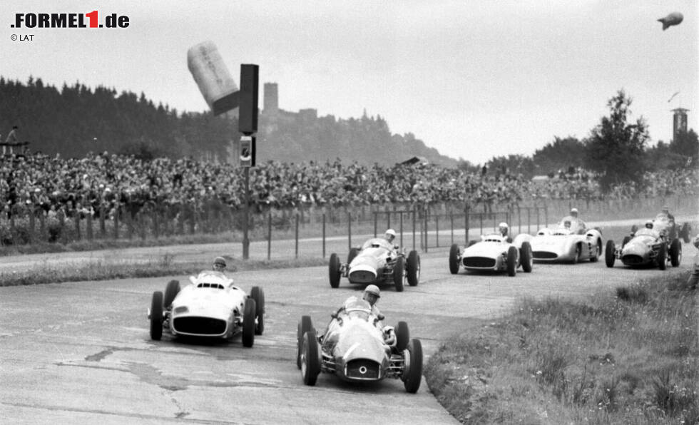 Foto zur News: Ein Sieg des Willens: Nachdem sein Landsmann Onofre Marimon 1954 im Training auf dem Nürburgring tödlich verunglückt war, muss Fangio im Rennen alle Kraft zusammennehmen. Doch sein Siegeswille ist stärker als seine Trauer, und so gewinnt Fangio den Grand Prix von Deutschland.