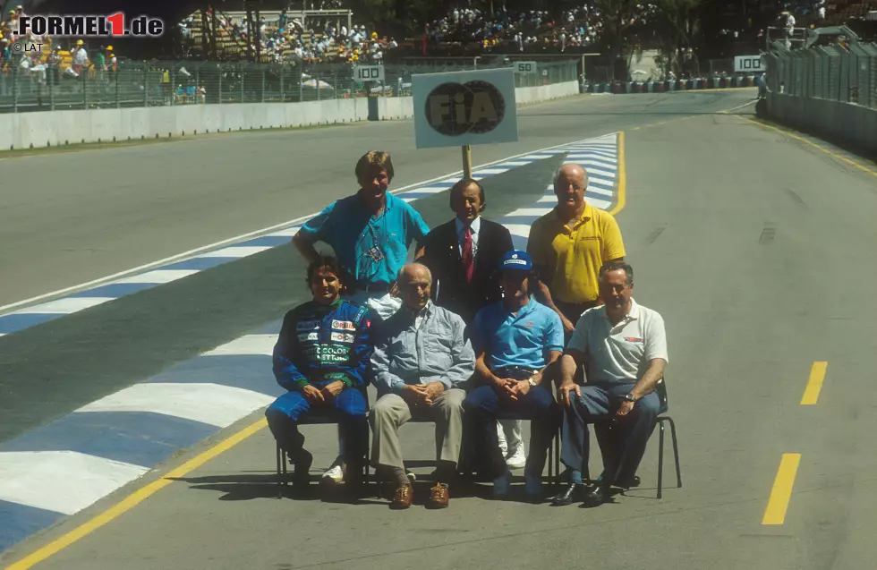 Gruppenfoto der Weltmeister beim Australien-Grand-Prix 1990. Nicht weniger als 18 WM-Titel sind zu diesem Zeitpunkt auf dem Bild vereinigt. Von links, hinten: James Hunt, Jackie Stewart und Dennis Hulme. Vorne: Nelson Piquet, Juan Manuel Fangio, Ayrton Senna und Jack Brabham. Foto zur News: Gruppenfoto der Weltmeister beim Australien-Grand-Prix 1990. Nicht weniger als 18 WM-Titel sind zu diesem Zeitpunkt auf dem Bild vereinigt. Von links, hinten: James Hunt, Jackie Stewart und Dennis Hulme. Vorne: Nelson Piquet, Juan Manuel Fangio, Ayrton Senna und Jack Brabham.