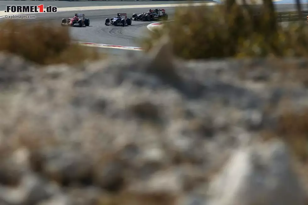 Der Bahrain-Grand-Prix fand bisher auf zwei verschiedenen Versionen des Bahrain International Circuit statt. Von 2004 bis 2009 wurde und seit 2012 wird auf der aktuell verwendeten Streckenvariante gefahren. 2010 wurde die längere Langstrecken-Version genutzt, die am Ostende der Strecke in Kurve vier abzweigt, und auf einem zusätzlichen Stück von 0,89 Kilometern neun Kurven enthält. Foto zur News: Der Bahrain-Grand-Prix fand bisher auf zwei verschiedenen Versionen des Bahrain International Circuit statt. Von 2004 bis 2009 wurde und seit 2012 wird auf der aktuell verwendeten Streckenvariante gefahren. 2010 wurde die längere Langstrecken-Version genutzt, die am Ostende der Strecke in Kurve vier abzweigt, und auf einem zusätzlichen Stück von 0,89 Kilometern neun Kurven enthält.