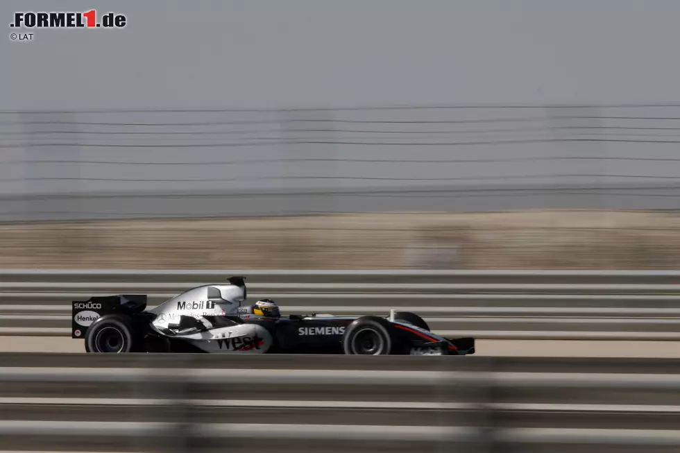 Der offizielle Rundenrekord auf dem Bahrain International Circuit steht bei 1:31.447 Minuten und wurde 2005 von Pedro de la Rosa im McLaren gefahren. Das ist mehr als eine Sekunde langsamer als die schnellste Rundenzeit beim Bahrain-Grand-Prix 2004, die in 1:30.252 Minuten von Michael Schumacher (Ferrari) gefahren wurde. Der Unterschied erklärt sich durch eine Umgestaltung von Kurve 4, wodurch sich die Rennlinie verändert hatte. Foto zur News: Der offizielle Rundenrekord auf dem Bahrain International Circuit steht bei 1:31.447 Minuten und wurde 2005 von Pedro de la Rosa im McLaren gefahren. Das ist mehr als eine Sekunde langsamer als die schnellste Rundenzeit beim Bahrain-Grand-Prix 2004, die in 1:30.252 Minuten von Michael Schumacher (Ferrari) gefahren wurde. Der Unterschied erklärt sich durch eine Umgestaltung von Kurve 4, wodurch sich die Rennlinie verändert hatte.