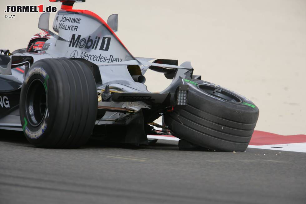 Foto zur News: Nur drei Mal fuhr ein Fahrer auf das Podium, der außerhalb der Top 10 gestartet war. 2013 fuhr Romain Grosjean von Position elf auf drei, ein Jahr zuvor war sein damaliger Lotus-Teamkollege Kimi Räikkönen von Startplatz elf aus sogar auf Position zwei gefahren. Noch beeindruckender war aber die Leistung des Finnen 2006 im McLaren, als er vom 22. Startplatz aus auf Rang drei fuhr. Räikkönen hatte nach einem Aufhängungsschaden im Qualifying vom letzten Platz aus starten müssen.