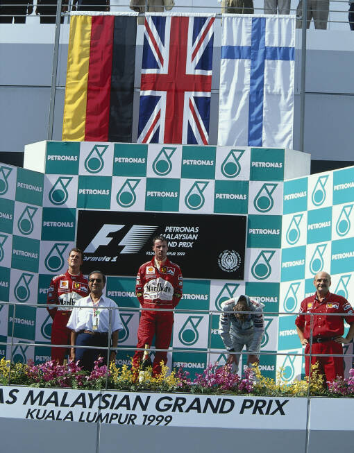 Foto zur News: Das erste Rennen gewann Eddie Irvine mit Ferrari. Für den Nordiren sollte es der letzte seiner insgesamt vier Grand-Prix-Siege sein. Diese gelangen ihm alle in der Saison 1999, in der er bis zum Finalrennen mit McLaren-Pilot Mika Häkkinen um den WM-Titel kämpfte, am Ende aber um zwei Punkte unterlag.