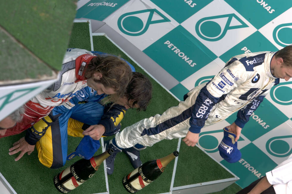 Foto zur News: Während Schumacher (Ferrari) und Vettel (Red Bull) ihre drei Siege immer mit dem gleichen Team feierten, siegte Alonso mit drei verschiedenen Rennställen in Malaysia. Beim ersten Sieg 2005 fuhr er für Renault, beim zweiten 2007 für McLaren und beim dritten 2012 für Ferrari. Räikkönen gewann 2003 mit McLaren und 2008 mit Ferrari.