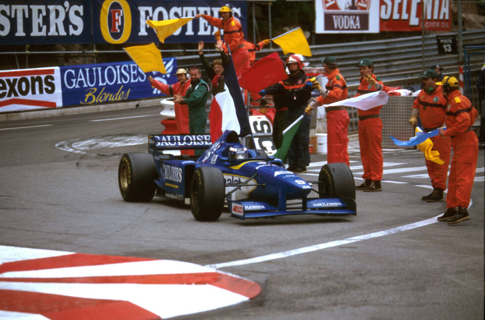 Foto zur News: Platz 5 - Olivier Panis: Der Franzose bewies 1996 beim Grand Prix von Monaco echte Steherqualitäten. Während die Konkurrenten im Regen reihenweise in die Leitplanken rutschten, behielt Panis einen kühlen Kopf und wurde Platz für Platz nach vorne gespült - bis er in Führung lag. Als das Rennen nach zwei Stunden abgewunken wurde, waren außer Rennsieger Panis nur noch zwei andere Autos auf der Strecke unterwegs. Auch das ist ein Formel-1-Rekord.