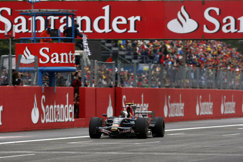 Foto zur News: Platz 4: Toro Rosso: 20 Jahre lang war das Team unter dem Namen Minardi großen Erfolgen in der Formel 1 hinterher gefahren, und auch nach der Umwandlung zum Junior-Team von Red Bull änderte sich daran zunächst nichts. Bis zum Grand Prix von Italien 2008.