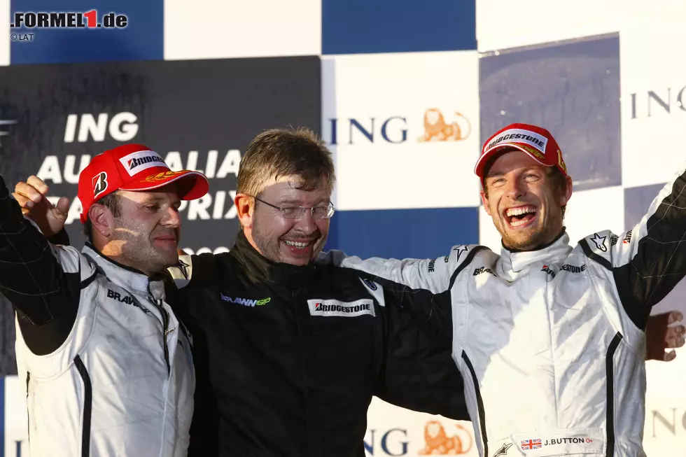 Dank eines genialen technischen Konzept wurde aus dem Hinterbänklerteam der dominierende Rennstall der Saison 2009. Mit sechs Siegen in den ersten sieben Saisonrennen legte der fast schon als ewiges Talent abgestempelte Jenson Button den Grundstein zum WM-Titel. Foto zur News: Dank eines genialen technischen Konzept wurde aus dem Hinterbänklerteam der dominierende Rennstall der Saison 2009. Mit sechs Siegen in den ersten sieben Saisonrennen legte der fast schon als ewiges Talent abgestempelte Jenson Button den Grundstein zum WM-Titel.