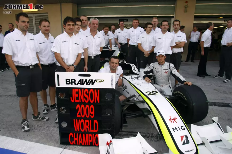 Am Ende der Saison feierte das Team Fahrer- und Konstrukteurstitel, und Brawn verkaufte den Rennstall an Mercedes, die daraus ihr Werksteam formten. Foto zur News: Am Ende der Saison feierte das Team Fahrer- und Konstrukteurstitel, und Brawn verkaufte den Rennstall an Mercedes, die daraus ihr Werksteam formten.