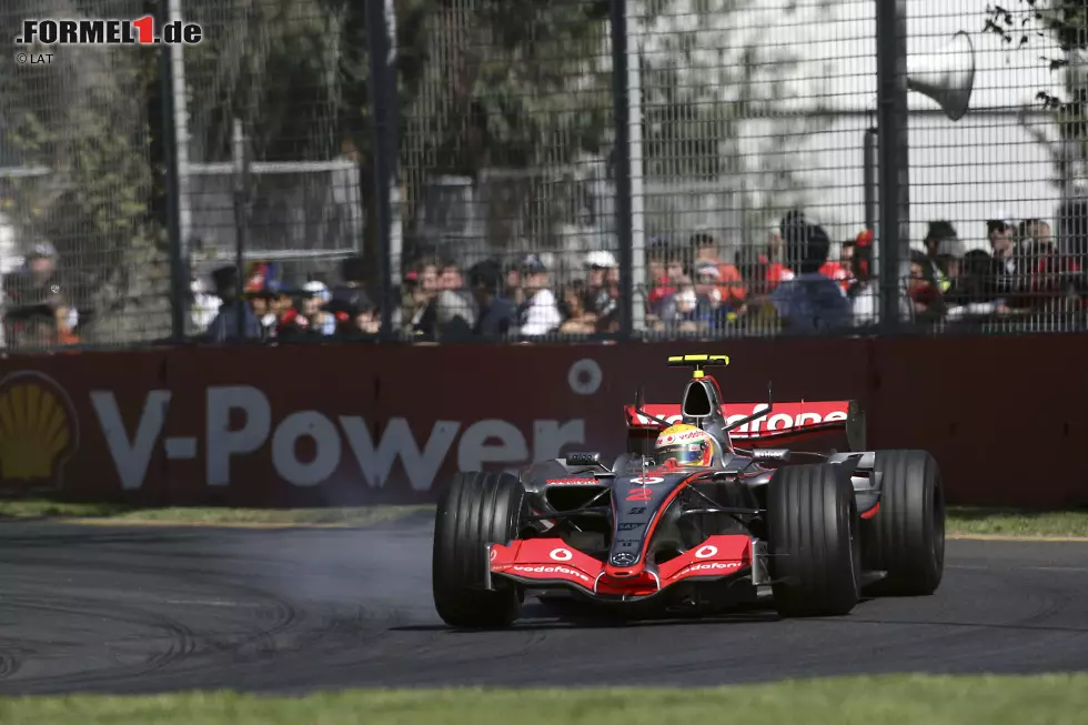 #8 Lewis Hamilton (McLaren): Der amtierende Weltmeister ist aktuell das Aushängeschild von Mercedes. Die ersten sechs Jahre seiner Karriere verbrachte Lewis Hamilton allerdings bei McLaren und brachte es in dieser Zeit auf 110 Rennen für das Team aus Woking. Der Höhepunkt der gemeinsamen Zeit: 2008 krönte sich der Ziehsohn von Ron Dennis, der ihn 2007 erstmals in ein Formel-1-Cockpit steckte, zum Weltmeister. Foto zur News: #8 Lewis Hamilton (McLaren): Der amtierende Weltmeister ist aktuell das Aushängeschild von Mercedes. Die ersten sechs Jahre seiner Karriere verbrachte Lewis Hamilton allerdings bei McLaren und brachte es in dieser Zeit auf 110 Rennen für das Team aus Woking. Der Höhepunkt der gemeinsamen Zeit: 2008 krönte sich der Ziehsohn von Ron Dennis, der ihn 2007 erstmals in ein Formel-1-Cockpit steckte, zum Weltmeister.