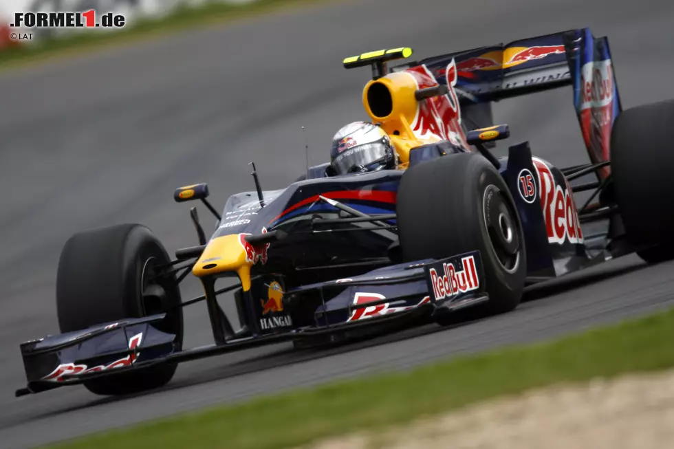 #7 Sebastian Vettel (Red Bull): Offiziell bringt es Sebastian Vettel auf 113 Rennen für das Red-Bull-Team. Die Verbindung mit dem Energy-Drink-Hersteller geht allerdings theoretisch noch viel weiter zurück: Bevor der Deutsche 2009 erstmals in einem Red Bull an den Start ging, hatte er bereits 25 Rennen für das Juniorteam Toro Rosso absolviert. 2015 wurde die "Nabelschnur" dann allerdings endgültig durchtrennt und Vettel verabschiedete sich nach vier WM-Titeln in Richtung Ferrari. Foto zur News: #7 Sebastian Vettel (Red Bull): Offiziell bringt es Sebastian Vettel auf 113 Rennen für das Red-Bull-Team. Die Verbindung mit dem Energy-Drink-Hersteller geht allerdings theoretisch noch viel weiter zurück: Bevor der Deutsche 2009 erstmals in einem Red Bull an den Start ging, hatte er bereits 25 Rennen für das Juniorteam Toro Rosso absolviert. 2015 wurde die "Nabelschnur" dann allerdings endgültig durchtrennt und Vettel verabschiedete sich nach vier WM-Titeln in Richtung Ferrari.