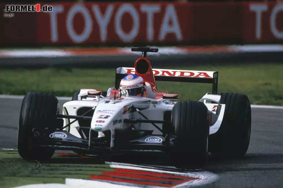 #6 Jenson Button (BAR/Honda/Brawn): Durchaus eine kuriose Geschichte: Zwischen 2003 und 2009 fuhr Jenson Button für BAR, Honda und Brawn. Dass er es trotzdem auf unsere Liste schafft hängt damit zusammen, dass es sich dabei effektiv um das gleiche Team handelt, obwohl es in dieser Zeit gleich zweimal den Besitzer wechselte. Am Höhepunkt der gemeinsamen Zeit wechselte Button 2010 als amtierender Weltmeister zu McLaren. Foto zur News: #6 Jenson Button (BAR/Honda/Brawn): Durchaus eine kuriose Geschichte: Zwischen 2003 und 2009 fuhr Jenson Button für BAR, Honda und Brawn. Dass er es trotzdem auf unsere Liste schafft hängt damit zusammen, dass es sich dabei effektiv um das gleiche Team handelt, obwohl es in dieser Zeit gleich zweimal den Besitzer wechselte. Am Höhepunkt der gemeinsamen Zeit wechselte Button 2010 als amtierender Weltmeister zu McLaren.