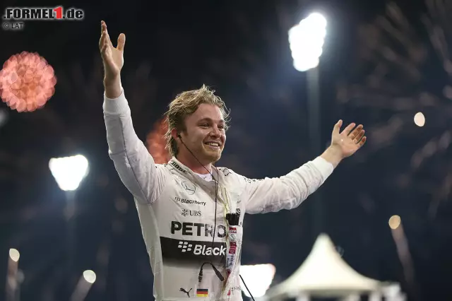 Foto zur News: Der erste Hattrick und der insgesamt 14. Grand-Prix-Sieg seiner Karriere: Auf den Tag genau 40 Jahre nach dessen Tod (Hubschrauberabsturz) zieht Nico Rosberg in der ewigen Bestenliste mit dem zweimaligen Weltmeister Graham Hill gleich. Aber nach dem Rennen stichelt Mercedes-Teamkollege Lewis Hamilton: "Weltmeister zu sein klingt viel besser als das Rennen zu gewinnen."