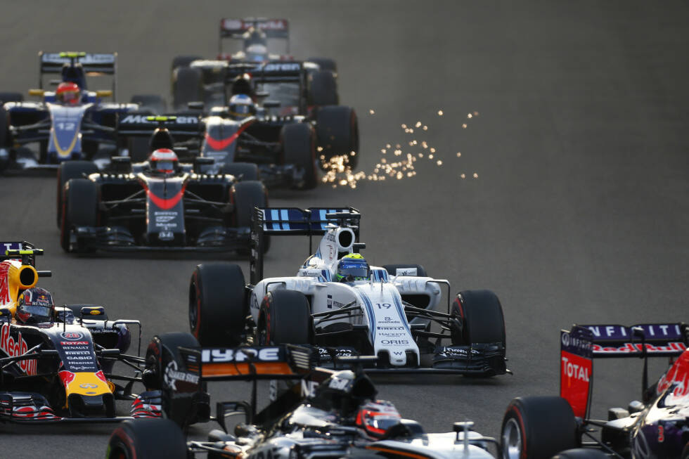Foto zur News: Weiter hinten geht&#039;s zunächst zwischen Sauber-Rookie Felipe Nasr und McLaren-Weltmeister Fernando Alonso zur Sache. Das löst eine Kettenreaktion aus, ...