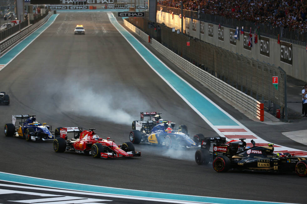 Foto zur News: ... bei der Teile fliegen und bei der Alonso die Kontrolle über sein Auto verliert. Der Spanier rutscht in den Lotus von Pastor Maldonado, kann aber nach einem Reparaturstopp weiterfahren.