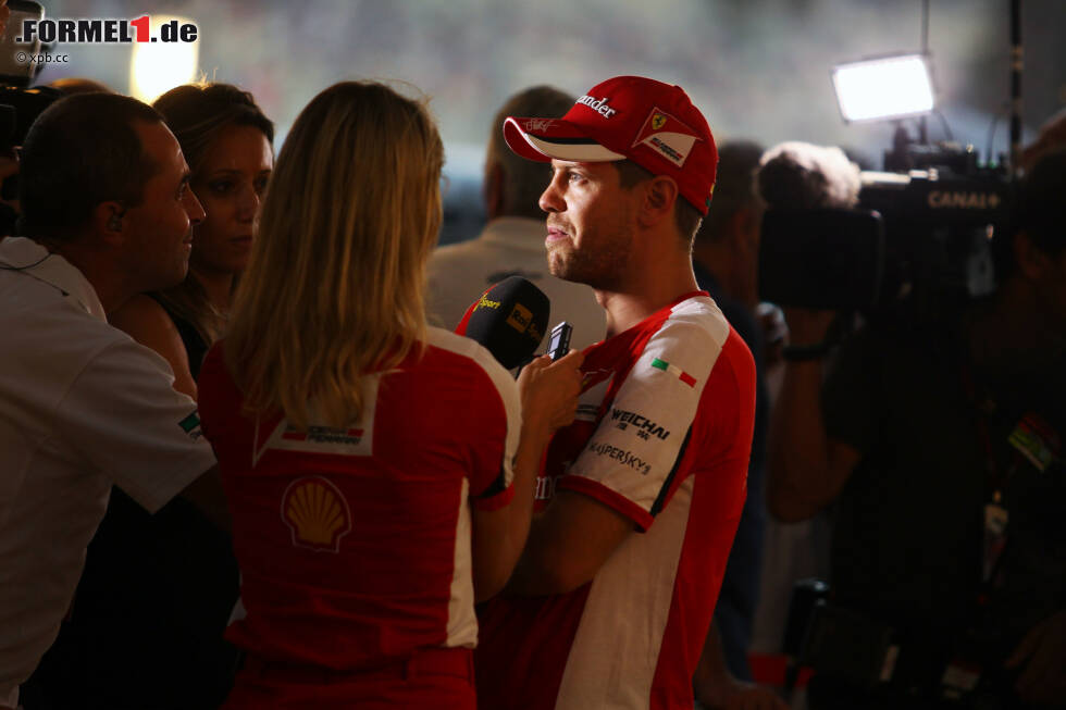 Foto zur News: Der erste Verlierer des letzten Formel-1-Wochenendes heißt Sebastian Vettel. Weil er in Q1 schon vom Gas geht, obwohl seine Zeit nicht ausreicht, scheidet er im ersten Segment des Qualifyings aus. Technikchef James Allison nimmt das Malheur auf seine Kappe: &quot;Es war komplett meine Schuld, ein lächerlicher Fehler.&quot; Für Vettel in Abu Dhabi nichts Neues: In den vergangenen vier Jahren war er in der Startaufstellung nur ein einziges Mal besser als 15. (2013).