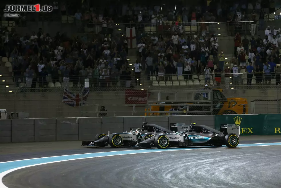 "Kann ich Donuts machen?", fragt Rosberg in der Auslaufrunde. "Uns wäre lieber, wenn du das Benzin sparst", antwortet sein Renningenieur Tony Ross. Rosberg: "Sagt mir einfach, ob ich darf oder nicht." Antwort: "Okay, ein Donut, Nico!" Die Formel 1 war schon mal weniger bürokratisch. Randnotiz: Beim Jubeln fahren sich die beiden Mercedes-Stars beinahe gegenseitig ins Auto. Foto zur News: "Kann ich Donuts machen?", fragt Rosberg in der Auslaufrunde. "Uns wäre lieber, wenn du das Benzin sparst", antwortet sein Renningenieur Tony Ross. Rosberg: "Sagt mir einfach, ob ich darf oder nicht." Antwort: "Okay, ein Donut, Nico!" Die Formel 1 war schon mal weniger bürokratisch. Randnotiz: Beim Jubeln fahren sich die beiden Mercedes-Stars beinahe gegenseitig ins Auto.
