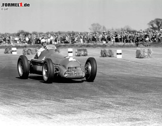 Foto zur News: 1950: Im Kampf der drei italienischen Werke Alfa Romeo, Maserati und Ferrari setzt sich die Marke aus Mailand klar durch. Giuseppe "Nino" Farina krönt sich zum ersten Automobil-Weltmeister der Geschichte und setzt sich insbesondere gegen Juan Manuel Fangio durch.

Siege: 6