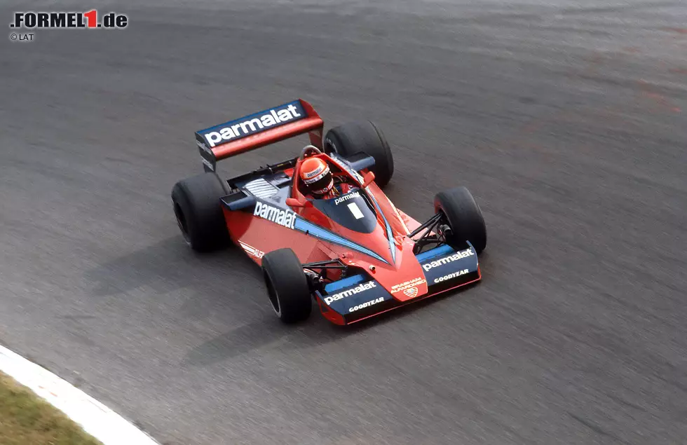 Nach der Trennung im Streit von Ferrari dockt Niki Lauda als amtierender Meister bei Brabham an. Mit dem Alfa-Motor gelingen dem Österreicher zwei Siege. Doch gegen die überlegenen Wing-Car-Lotus ist der Brabham chancenlos; der Staubsauger-Wagen wird sofort verboten.
Siege: 2 Foto zur News: Nach der Trennung im Streit von Ferrari dockt Niki Lauda als amtierender Meister bei Brabham an. Mit dem Alfa-Motor gelingen dem Österreicher zwei Siege. Doch gegen die überlegenen Wing-Car-Lotus ist der Brabham chancenlos; der Staubsauger-Wagen wird sofort verboten.
Siege: 2