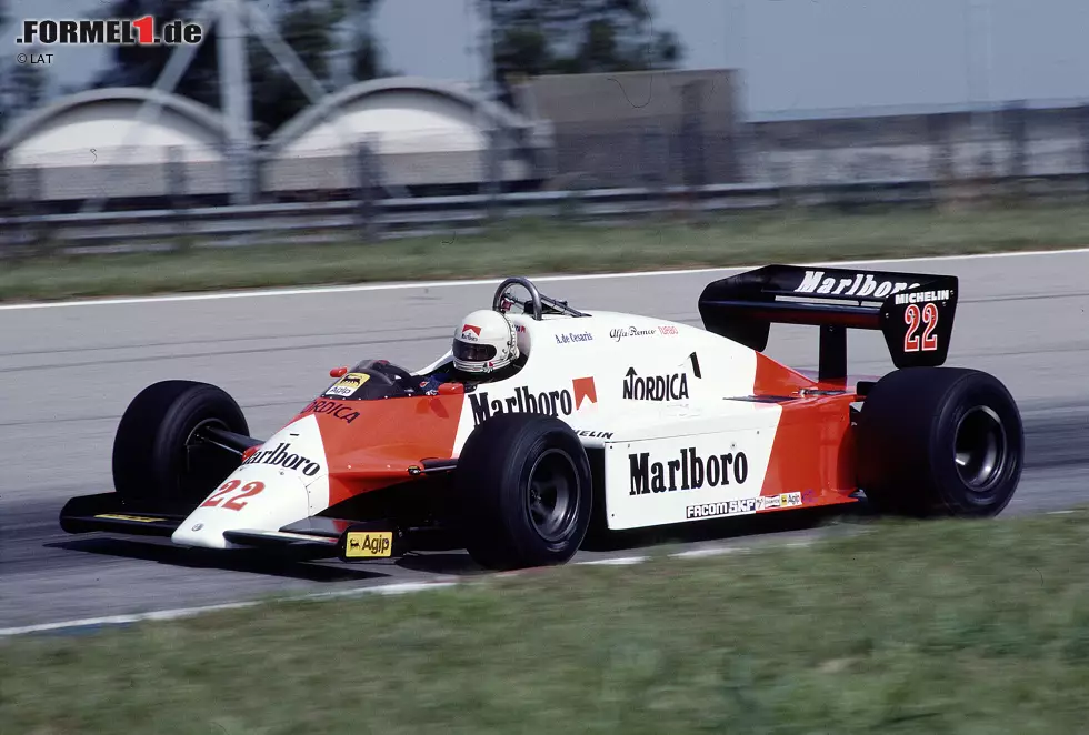 1983: Trotz der weiterhin hohen Unzuverlässigkeit sollte die Saison 1983 die erfolgreichste der jüngeren Alfa-Geschichte als Werksteam werden. Andrea de Cesaris fährt zweimal aufs Podium und liegt in Spa-Francorchamps überlegen in Führung, ehe ihm der Motor hochgeht. Außerdem beginnt die Belieferung des Hinterbänkler-Teams Osella mit Kundenmotoren.
Beste Platzierung: 2. Foto zur News: 1983: Trotz der weiterhin hohen Unzuverlässigkeit sollte die Saison 1983 die erfolgreichste der jüngeren Alfa-Geschichte als Werksteam werden. Andrea de Cesaris fährt zweimal aufs Podium und liegt in Spa-Francorchamps überlegen in Führung, ehe ihm der Motor hochgeht. Außerdem beginnt die Belieferung des Hinterbänkler-Teams Osella mit Kundenmotoren.
Beste Platzierung: 2.