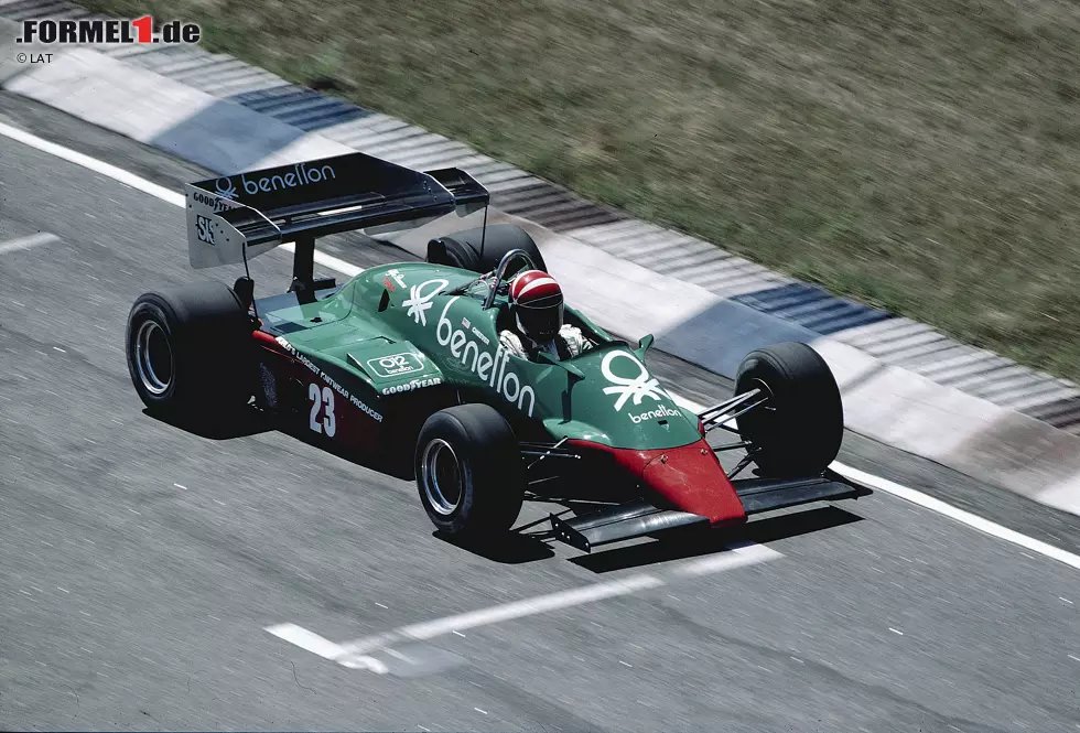 1984: Mit der Einführung eines Benzinlimits steht Alfa Romeo vor einem Problem: Der Achtzylinder-Turbo ist viel zu durstig und wieder bleibt das Fahrzeug stehen. Eddie Cheever gelingt beim Saisonauftakt ein vierter Platz, den Riccardo Patrese beim drittletzten Rennen in Monza vor heimischer Kulisse mit einem Podiumsplatz toppen kann.
Beste Platzierung: 3. Foto zur News: 1984: Mit der Einführung eines Benzinlimits steht Alfa Romeo vor einem Problem: Der Achtzylinder-Turbo ist viel zu durstig und wieder bleibt das Fahrzeug stehen. Eddie Cheever gelingt beim Saisonauftakt ein vierter Platz, den Riccardo Patrese beim drittletzten Rennen in Monza vor heimischer Kulisse mit einem Podiumsplatz toppen kann.
Beste Platzierung: 3.