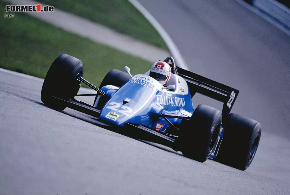1986: Mit Osella als Kunden muss Alfa Romeo kleinere Brötchen backen. Die weitere Herabsetzung des Benzinlimits hilft nicht, denn der V8-Turbo ist weiterhin zu durstig. Piercarlo Ghinzani und Allen Berg scheiden bei den meisten Gelegenheiten aus.
Beste Platzierung: 11. Foto zur News: 1986: Mit Osella als Kunden muss Alfa Romeo kleinere Brötchen backen. Die weitere Herabsetzung des Benzinlimits hilft nicht, denn der V8-Turbo ist weiterhin zu durstig. Piercarlo Ghinzani und Allen Berg scheiden bei den meisten Gelegenheiten aus.
Beste Platzierung: 11.