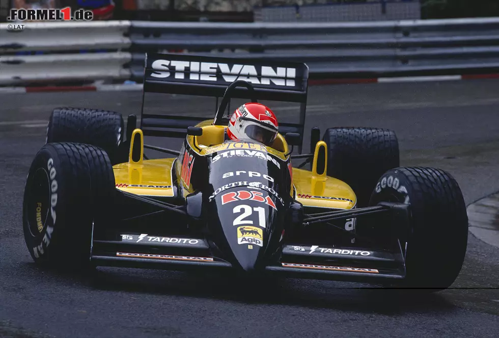 1988: Die Bezeichnung "Alfa Romeo" ist verschwunden, das V8-Triebwerk trägt nun ebenfalls den Namen Osella. Längst hatte das Team versucht, an günstigere Saugmotoren heranzukommen. Mit dem Ende der Turbos verschwindet auch der Alfa-Turbomotor am Ende der Saison 1988, in der Nicola Larini in Monaco mit Rang neun ein Achtungserfolg gelingt.
Beste Platzierung: 9. Foto zur News: 1988: Die Bezeichnung "Alfa Romeo" ist verschwunden, das V8-Triebwerk trägt nun ebenfalls den Namen Osella. Längst hatte das Team versucht, an günstigere Saugmotoren heranzukommen. Mit dem Ende der Turbos verschwindet auch der Alfa-Turbomotor am Ende der Saison 1988, in der Nicola Larini in Monaco mit Rang neun ein Achtungserfolg gelingt.
Beste Platzierung: 9.