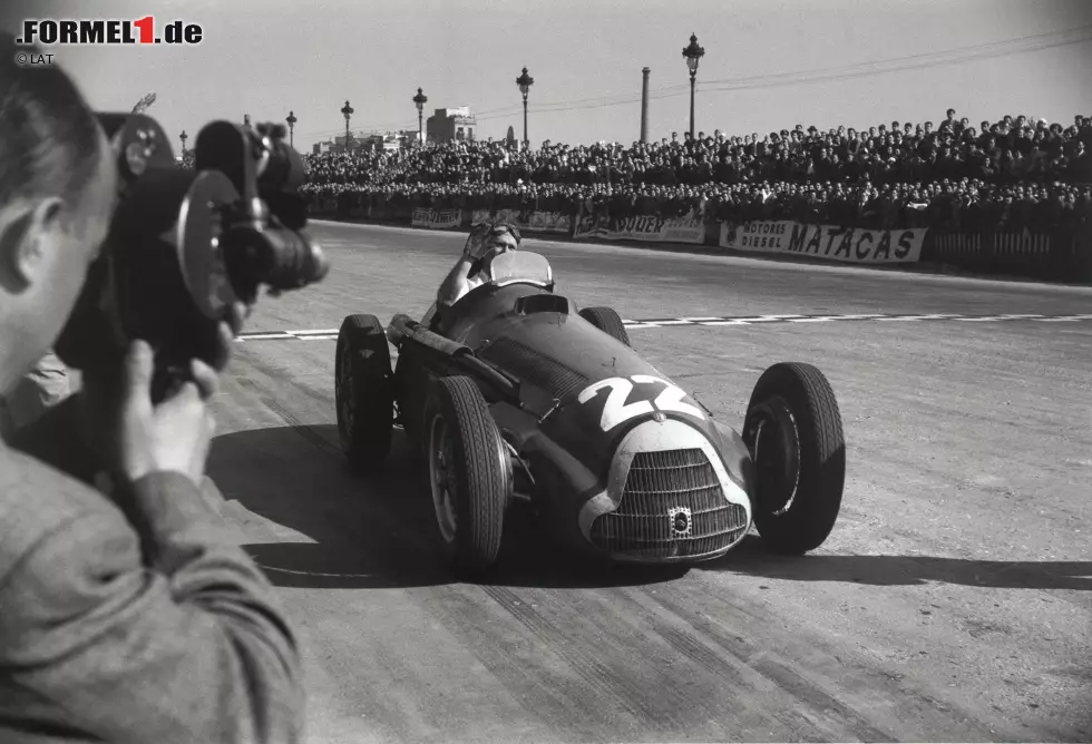 1951: Ferrari präsentiert sich deutlich stärker, doch Alfa Romeo triumphiert erneut. Juan Manuel Fangio sichert sich den WM-Titel, unter anderem durch einen Fahrzeugtausch mit Luigi Fagioli beim Großen Preis von Europa in Reims. Ende 1951 zieht sich Alfa Romeo zurück.
Siege: 4 Foto zur News: 1951: Ferrari präsentiert sich deutlich stärker, doch Alfa Romeo triumphiert erneut. Juan Manuel Fangio sichert sich den WM-Titel, unter anderem durch einen Fahrzeugtausch mit Luigi Fagioli beim Großen Preis von Europa in Reims. Ende 1951 zieht sich Alfa Romeo zurück.
Siege: 4