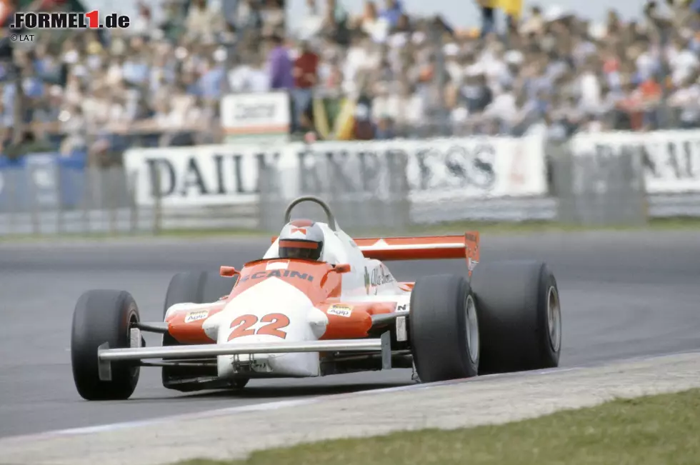 1981: Neue Saison, alte Probleme: Auch der Alfa Romeo 179 krankt an dem viel zu sperrigen Motor und an Unzuverlässigkeit. Die Saison ist trotz starker Fahrer wie Mario Andretti (Bild) zäh, doch gegen Ende des Jahres gelingt eine starke Formsteigerung, die in einem Podiumsplatz durch Bruno Giacomelli gipfelt.
Beste Platzierung: 3. Foto zur News: 1981: Neue Saison, alte Probleme: Auch der Alfa Romeo 179 krankt an dem viel zu sperrigen Motor und an Unzuverlässigkeit. Die Saison ist trotz starker Fahrer wie Mario Andretti (Bild) zäh, doch gegen Ende des Jahres gelingt eine starke Formsteigerung, die in einem Podiumsplatz durch Bruno Giacomelli gipfelt.
Beste Platzierung: 3.