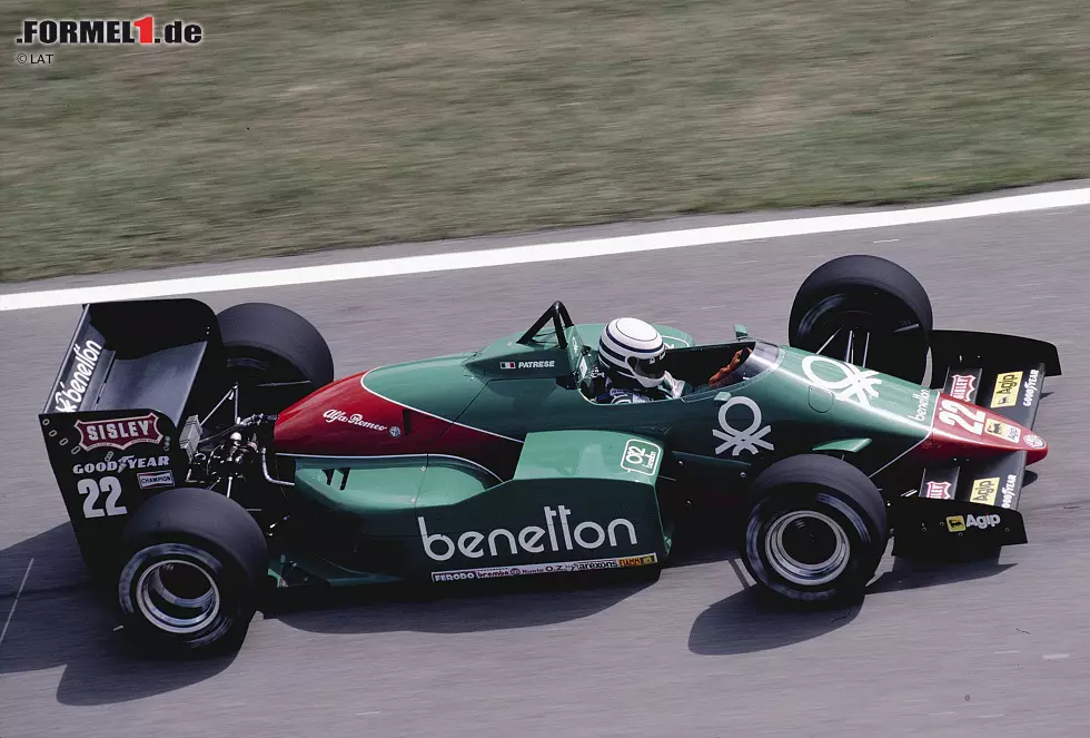 1985: Die letzte Saison als Werksteam ist ein Desaster. Ricardo Patrese und Eddie Cheever sammeln keinen einzigen Punkt. Da Alfa Romeo in den Fiat-Konzern aufgenommen wird, wird das Werksteam zurückgezogen. Einzig Ferrari soll Italien repräsentieren. Erhalten bleibt das Osella-Team, das seit 1983 mit Kundenmotoren beliefert wird. Huub Rothengatter düpiert das Werksteam und holt die beste Platzierung für einen Alfa-Motor im letzten Rennen.
Beste Platzierung Werksteam: 9.
Beste Platzierung Kundenteam: 7. Foto zur News: 1985: Die letzte Saison als Werksteam ist ein Desaster. Ricardo Patrese und Eddie Cheever sammeln keinen einzigen Punkt. Da Alfa Romeo in den Fiat-Konzern aufgenommen wird, wird das Werksteam zurückgezogen. Einzig Ferrari soll Italien repräsentieren. Erhalten bleibt das Osella-Team, das seit 1983 mit Kundenmotoren beliefert wird. Huub Rothengatter düpiert das Werksteam und holt die beste Platzierung für einen Alfa-Motor im letzten Rennen.
Beste Platzierung Werksteam: 9.
Beste Platzierung Kundenteam: 7.