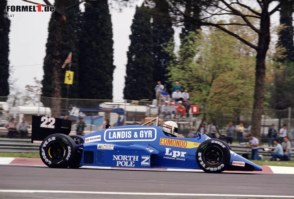 1987: Es kommt noch schlimmer: Mit der Einführung des neuen Saugmotorreglements erhält Osella zusätzliche Konkurrenz. Ankommen ist weiterhin ein Glücksspiel und gelingt genau einmal mit Alex Caffi beim zweiten Rennen in Imola. Je länger die Saison dauert, umso größer wird der Frust: Gegen Saisonende wird es zum Glücksspiel, sich überhaupt zu qualifizieren.
Beste Platzierung: 12. Foto zur News: 1987: Es kommt noch schlimmer: Mit der Einführung des neuen Saugmotorreglements erhält Osella zusätzliche Konkurrenz. Ankommen ist weiterhin ein Glücksspiel und gelingt genau einmal mit Alex Caffi beim zweiten Rennen in Imola. Je länger die Saison dauert, umso größer wird der Frust: Gegen Saisonende wird es zum Glücksspiel, sich überhaupt zu qualifizieren.
Beste Platzierung: 12.