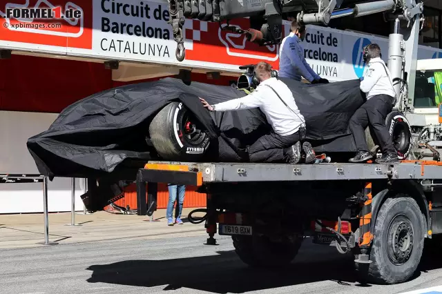 Nachdem Alonso nach der Bergung zunächst in den Rettungswagen verfrachtet wird, wird der havarierte McLaren-Honda zurück an die Box gebracht. Wie schwer der Schaden ist, lässt sich allerdings nicht genau erkennen. Foto zur News: Nachdem Alonso nach der Bergung zunächst in den Rettungswagen verfrachtet wird, wird der havarierte McLaren-Honda zurück an die Box gebracht. Wie schwer der Schaden ist, lässt sich allerdings nicht genau erkennen.