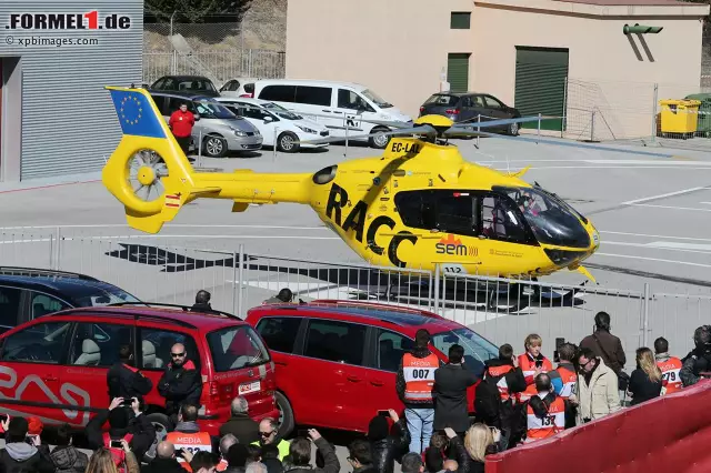 Auch ein Rettungshelikopter steht bereit. Erste Meldungen geben allerdings zunächst Entwarnung. Die Rennstrecke verkündet über Twitter, Alonso sei okay und bei Bewusstsein. Foto zur News: Auch ein Rettungshelikopter steht bereit. Erste Meldungen geben allerdings zunächst Entwarnung. Die Rennstrecke verkündet über Twitter, Alonso sei okay und bei Bewusstsein.