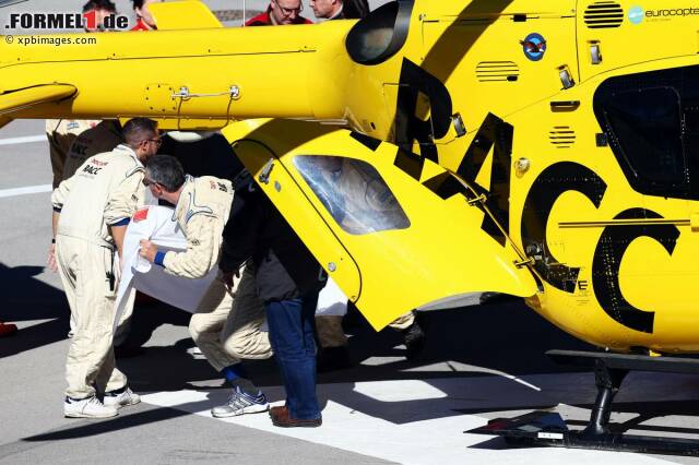 Foto zur News: Aufregung am vierten und vorerst letzten Testtag in Barcelona: McLaren-Pilot Fernando Alonso wird am Mittag in einen Rettungshelikopter gebracht und ins Krankenhaus geflogen. Was war passiert?