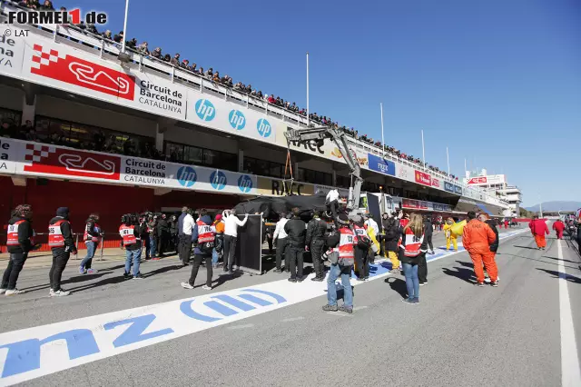 Der MP4-30 ist währenddessen wieder in der McLaren-Box angekommen. Sofort werden Wände aufgestellt, um den Wagen vor den neugierigen Blicken der Konkurrenten zu schützen. Um 14:15 Uhr wird die Session fortgesetzt. Foto zur News: Der MP4-30 ist währenddessen wieder in der McLaren-Box angekommen. Sofort werden Wände aufgestellt, um den Wagen vor den neugierigen Blicken der Konkurrenten zu schützen. Um 14:15 Uhr wird die Session fortgesetzt.