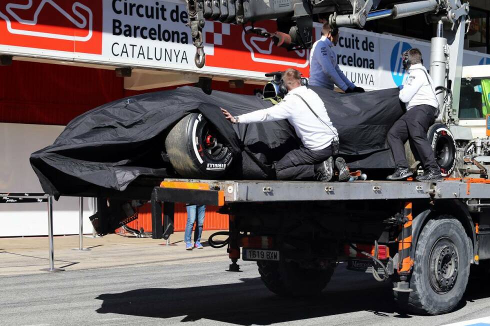 Foto zur News: Nachdem Alonso nach der Bergung zunächst in den Rettungswagen verfrachtet wird, wird der havarierte McLaren-Honda zurück an die Box gebracht. Wie schwer der Schaden ist, lässt sich allerdings nicht genau erkennen.