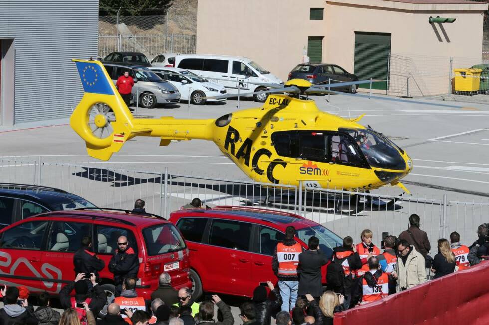 Foto zur News: Auch ein Rettungshelikopter steht bereit. Erste Meldungen geben allerdings zunächst Entwarnung. Die Rennstrecke verkündet über Twitter, Alonso sei okay und bei Bewusstsein.