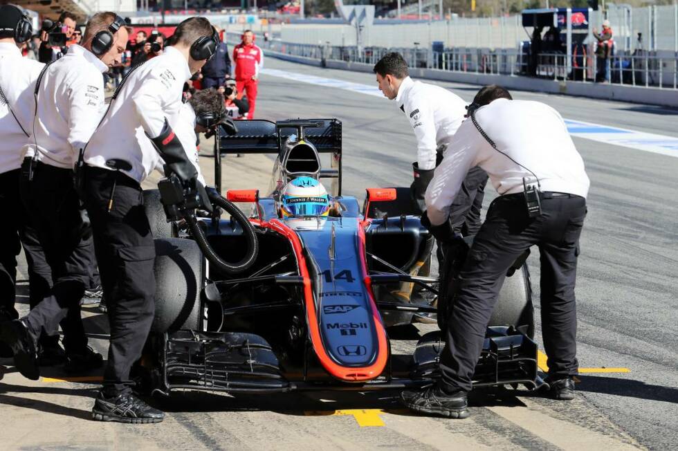 Foto zur News: Der Tag beginnt für Alonso bereits mit einem Problem. Erst gegen 11:00 Uhr kann der Spanier seine erste Installationsrunde fahren, anschließend kommt er gleich wieder an die Box.