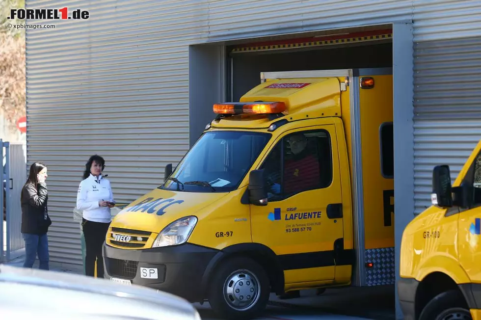 Foto zur News: Kurze Zeit später Gewissheit: Der Spanier ist am Ausgang von Kurve 3 abgeflogen. Ein Rettungswagen wird auf die Strecke geschickt, die Mittagspause der Testsession aufgrund der Bergungsarbeiten vorgezogen.