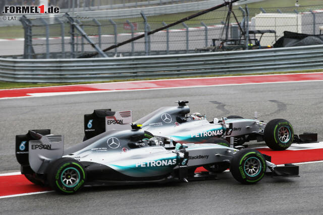 Foto zur News: Platz 10: "Cap-gate" - Eigentlich soll das Rennen in Austin für Lewis Hamilton die Krönung seiner Saison sein. Der Brite fährt seinen zehnten Saisonsieg ein und krönt sich damit bereits drei Rennen vor Schluss zum dritten Mal zum Weltmeister. Doch im Rennen in den USA sorgt Hamilton gleich für zwei Aufreger, die seinen Triumph überschatten: Zunächst drückt er seinen Teamkollegen Nico Rosberg in der ersten Kurve nach dem Start extrem weit raus - was bei dem und dem ganzen Mercedes-Team nicht gut ankommt.