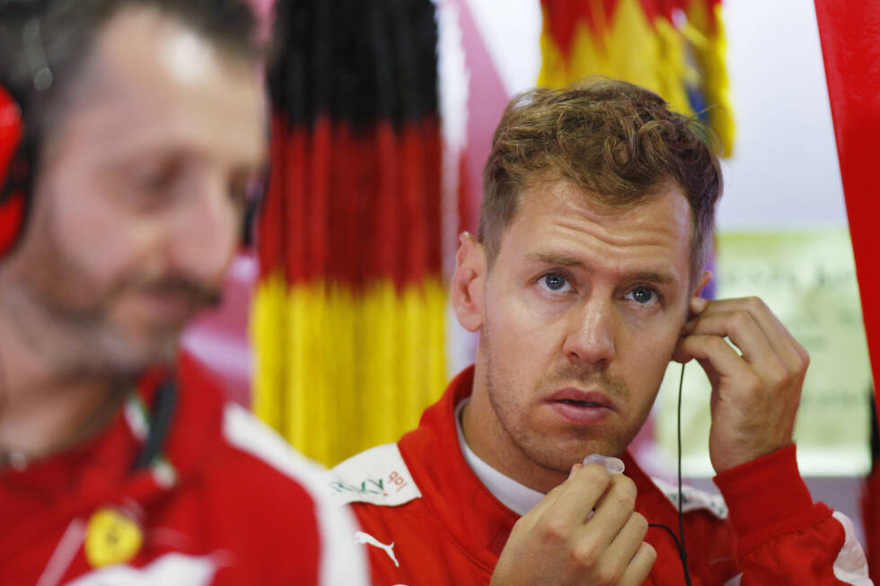 Foto zur News: &quot;Wenn es 200 Meter früher passiert, dann knalle ich mit 300 in die Wand&quot;, wettert Vettel und ergänzt: &quot;Ich glaube, das muss mal gesagt werden: Die Qualität der Reifen ist miserabel! Das kann nicht sein! Es geht jetzt schon Jahre so und ich weiß nicht, worauf wir warten.&quot; Pikant: Am gleichen Wochenende erleidet auch Nico Rosberg einen Reifenschaden, kommt allerdings - ebenso wie Vettel - mit dem Schrecken davon. Für Pirelli ist die Aktion ein PR-Desaster. Später erklären die Italiener, dass Ferrari die Reifen länger als empfohlen verwendet habe. Auch die Randsteine in Spa werden verantwortlich gemacht. Weitere kapitale Reifenschäden bleiben in den weiteren Saisonrennen zwar aus, doch mehr als Schadensbegrenzung ist das aus Sicht von Pirelli nicht.