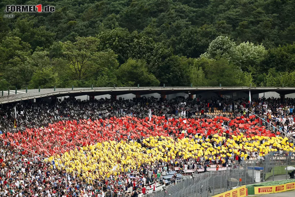 Platz 1: Keine Formel 1 in Deutschland - Deutschland und die Formel 1, das passt eigentlich schon immer zusammen. Seit 1956 ist die Königsklasse regelmäßig auf deutschem Boden zu Gast, zwischenzeitlich finden pro Jahr sogar zwei Grands Prix in Deutschland statt. Umso größer ist die Aufregung, als im März 2015 die Entscheidung fällt, dass es in diesem Jahr keinen Großen Preis von Deutschland geben wird. Der Nürburgring, der das Event eigentlich austragen soll, kann das Rennen finanziell nicht stemmen, und auch der Hockenheimring traut es sich nicht zu, den freien Platz im Kalender zu übernehmen. Foto zur News: Platz 1: Keine Formel 1 in Deutschland - Deutschland und die Formel 1, das passt eigentlich schon immer zusammen. Seit 1956 ist die Königsklasse regelmäßig auf deutschem Boden zu Gast, zwischenzeitlich finden pro Jahr sogar zwei Grands Prix in Deutschland statt. Umso größer ist die Aufregung, als im März 2015 die Entscheidung fällt, dass es in diesem Jahr keinen Großen Preis von Deutschland geben wird. Der Nürburgring, der das Event eigentlich austragen soll, kann das Rennen finanziell nicht stemmen, und auch der Hockenheimring traut es sich nicht zu, den freien Platz im Kalender zu übernehmen.