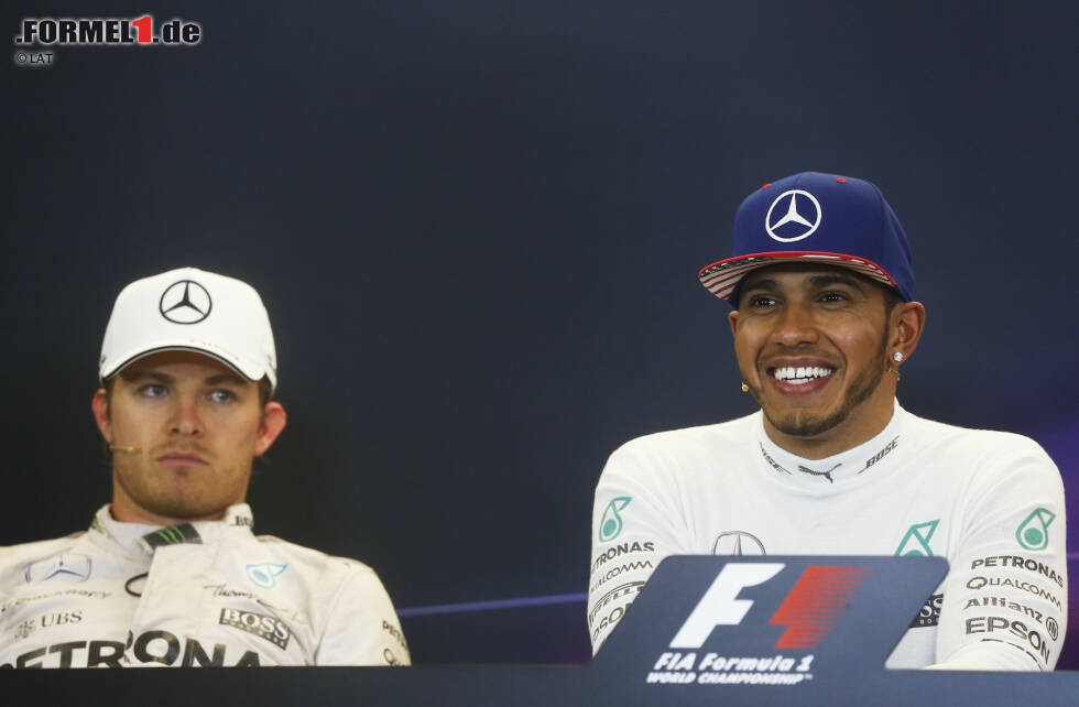 Foto zur News: Der größere Aufreger spielt sich allerdings erst nach dem Rennen und hinter den Kulissen ab. Hamilton wirft dem geschlagenen Rosberg vor der Siegerehrung die Kappe mit der Nummer &quot;2&quot; zu - die der Deutsche daraufhin genervt zurück in Richtung Hamilton pfeffert. Wollte Hamilton mit der Geste wirklich aussagen, dass Rosberg nur die Nummer zwei im Team ist, oder war alles nur ein Missverständnis? Der Aufreger, der als &quot;Cap-gate&quot; in die Geschichte eingeht, ist jedenfalls perfekt.