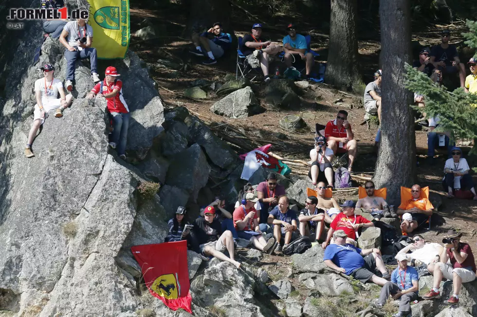 Foto zur News: Spa-Francorchamps, das ist einer der letzten Klassiker der Formel 1. Einerseits wegen der ganz besonderen Atmosphäre: Jedes Jahr suchen sich tausende Fans, viele davon aus dem nahe gelegenen Deutschland, die besten Plätze in den Ardennenwäldern. Ist etwas unkomfortabler als der sündhaft teure Paddock-Club (rund 4.500 Euro), hat aber mehr Charme.