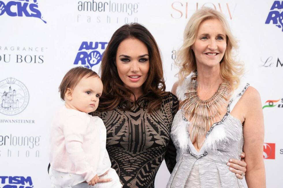 Foto zur News: Tamara Ecclestone mit Töchterchen Sophia und Eddie Irvines Schwester Sonia, der Chefveranstalterin der Amber-Lounge-Fashion-Show.