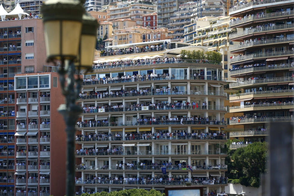 Foto zur News: Jeder, der in Monaco einen Balkon vermieten kann, tut das auch. An den exklusivsten Plätzen blättern Geschäftskunden bis zu 80.000 Euro hin, um für ein Wochenende guten Blick auf die Rennstrecke zu haben. Das ist leicht verdientes Geld - und etwas attraktiver, als in Hockenheim Limonade aus der Garage zu verkaufen.