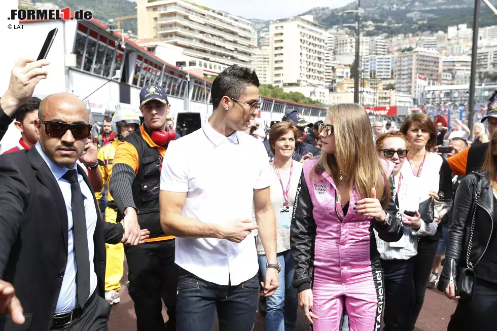 Real-Madrid-Wunderkicker Cristiano Ronaldo und Cara Delavigne. Das Supermodel darf natürlich auch in einem echten McLaren Platz nehmen. Zumindest Fernando Alonso sollte sie damit kein Glück bringen. Foto zur News: Real-Madrid-Wunderkicker Cristiano Ronaldo und Cara Delavigne. Das Supermodel darf natürlich auch in einem echten McLaren Platz nehmen. Zumindest Fernando Alonso sollte sie damit kein Glück bringen.