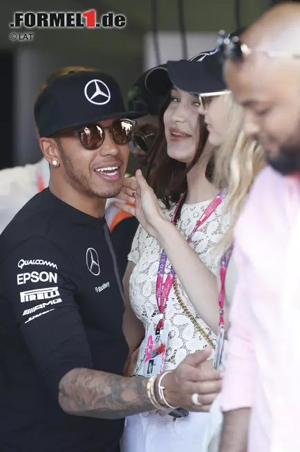 Hat er oder hat er nicht? Seine Ex Nicole Scherzinger ist zwar in der Woche vor Monaco in Cannes, aber Lewis Hamilton fährt am Donnerstagabend nach dem Training angeblich wegen Gigi Hadid zu einer Charity-Party rüber. Es heißt, das Model sei seine neue Flamme, es habe schon mehrere Dates gegeben. Hier begrüßt Hamilton Hadid am Renntag. Foto zur News: Hat er oder hat er nicht? Seine Ex Nicole Scherzinger ist zwar in der Woche vor Monaco in Cannes, aber Lewis Hamilton fährt am Donnerstagabend nach dem Training angeblich wegen Gigi Hadid zu einer Charity-Party rüber. Es heißt, das Model sei seine neue Flamme, es habe schon mehrere Dates gegeben. Hier begrüßt Hamilton Hadid am Renntag.