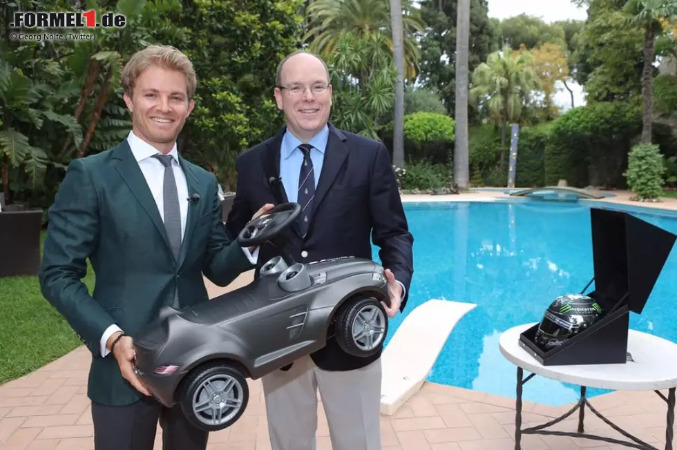 Das Wochenende des Nico Rosberg: Zu Besuch bei Fürst Albert im Grimaldi-Palast - natürlich mit einem Bobbycar als Gastgeschenk für die Zwillinge Gabriella und Jacques. Foto zur News: Das Wochenende des Nico Rosberg: Zu Besuch bei Fürst Albert im Grimaldi-Palast - natürlich mit einem Bobbycar als Gastgeschenk für die Zwillinge Gabriella und Jacques.