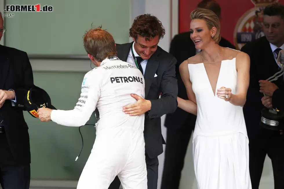 "I'm happy it's you": Die Fürstenfamilie gratuliert Rosberg zum Monaco-Hattrick, besonders Andrea Casiraghi (Sohn von Caroline von Monaco), mit dem der Mercedes-Fahrer auch privat befreundet ist. Dreimal hintereinander Monaco gewinnen, das haben davor nur Graham Hill, Alain Prost und Ayrton Senna geschafft. Foto zur News: "I'm happy it's you": Die Fürstenfamilie gratuliert Rosberg zum Monaco-Hattrick, besonders Andrea Casiraghi (Sohn von Caroline von Monaco), mit dem der Mercedes-Fahrer auch privat befreundet ist. Dreimal hintereinander Monaco gewinnen, das haben davor nur Graham Hill, Alain Prost und Ayrton Senna geschafft.