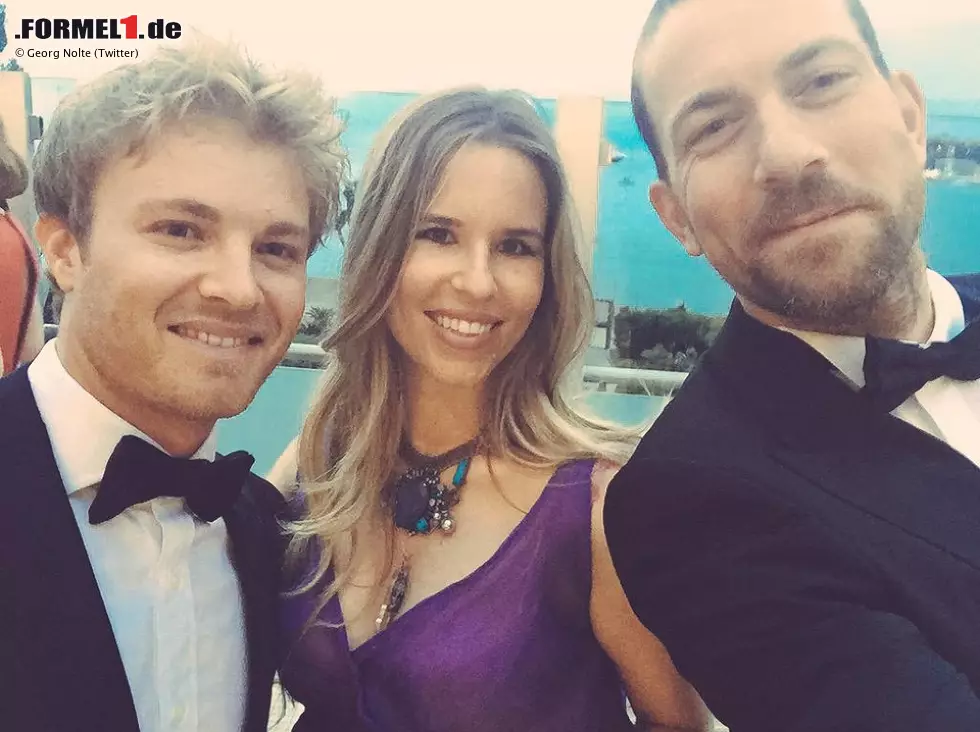 Festlich gekleidet für das Galadinner mit Fürst Albert im Sporting Club: Nico und Viviane Rosberg, Medienbetreuer Georg Nolte. Das Team Rosberg hat darin inzwischen Routine. Foto zur News: Festlich gekleidet für das Galadinner mit Fürst Albert im Sporting Club: Nico und Viviane Rosberg, Medienbetreuer Georg Nolte. Das Team Rosberg hat darin inzwischen Routine.