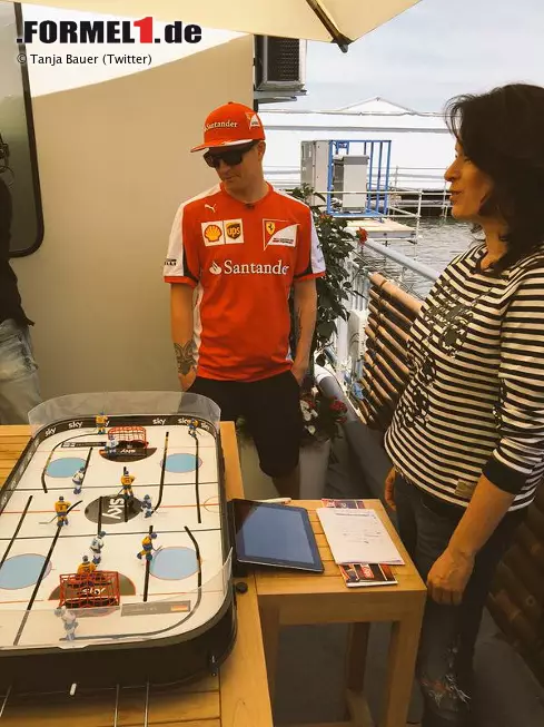 Kanada ist Eishockeyland, und natürlich sind die Finnen da mit dabei. Während sich Kimi Räikkönen allerdings mit einer Überraschung der TV-Kollegen von Sky begnügen muss, besucht Landsmann Valtteri Bottas lieber die richtige Mannschaft der Montreal Canadiens. Foto zur News: Kanada ist Eishockeyland, und natürlich sind die Finnen da mit dabei. Während sich Kimi Räikkönen allerdings mit einer Überraschung der TV-Kollegen von Sky begnügen muss, besucht Landsmann Valtteri Bottas lieber die richtige Mannschaft der Montreal Canadiens.